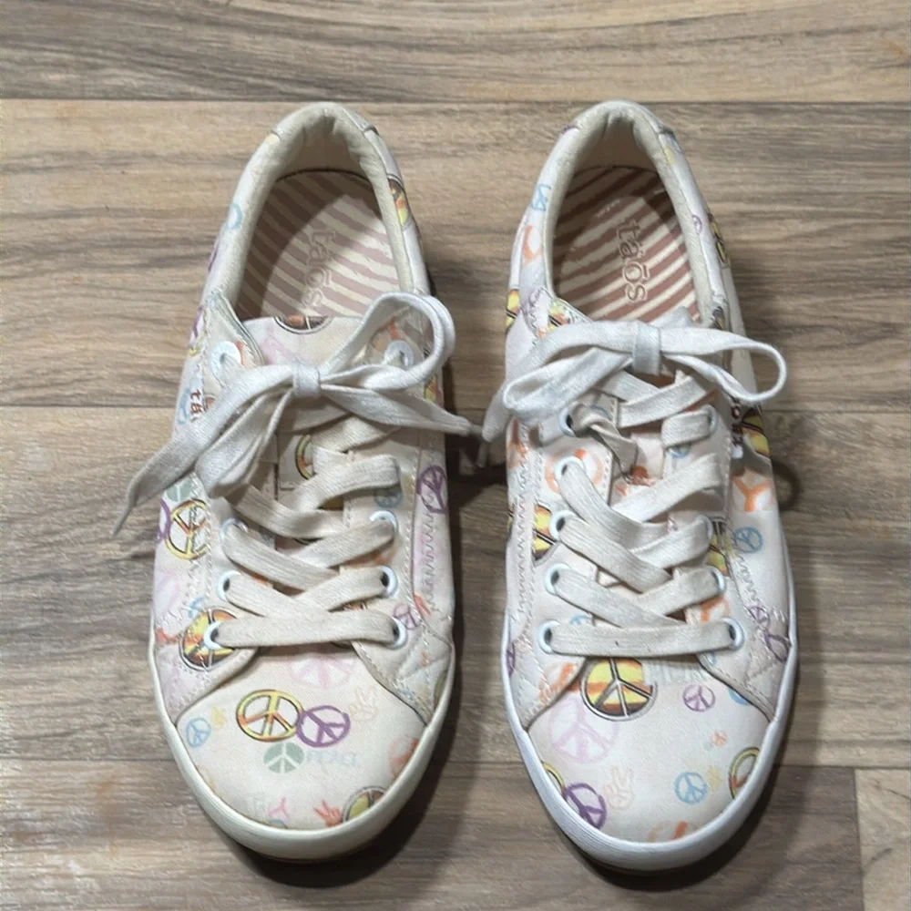 Taos Women’s Peace Sign Hippie Groovy Sneakers Shoe Off-White & Multicolor Sz 6